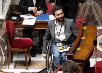Le vote « assis et levé » supprimé à l&rsquo;Assemblée, considéré comme discriminatoire.