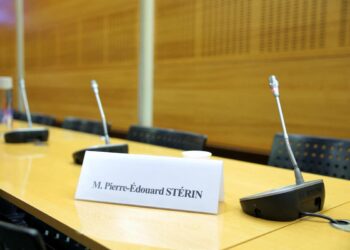 À l&rsquo;Assemblée, le milliardaire Pierre-Edouard Stérin évite une fois de plus les questions des députés.