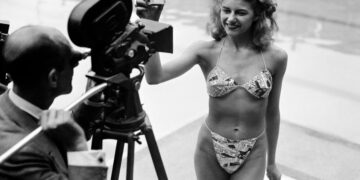 Le 5 juillet, le plus petit maillot de bain du monde fait son apparition dans une piscine parisienne.