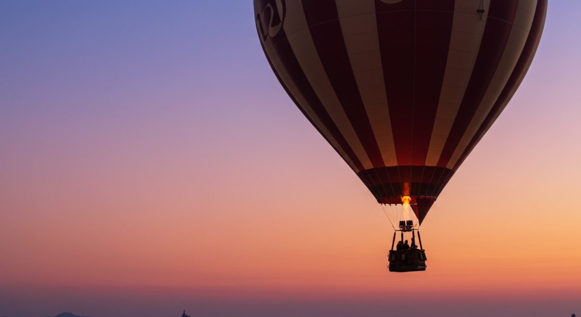 Montgolfière s'élevant majestueusement dans le ciel au lever du soleil