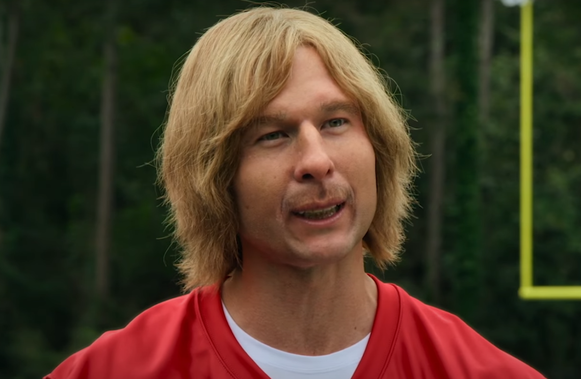 Chad Powers sur Disney Glen Powell meconnaissable dans la