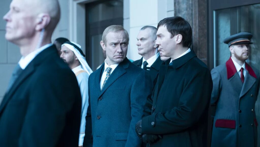 Critique cinématographique : "Le Mage du Kremlin" d'Olivier Assayas, un thriller politique quasi-documentaire sans éclat. 2 Critique cinematographique Le Mage du Kremlin dOlivier Assayas un