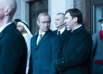 Critique cinématographique : « Le Mage du Kremlin » d&rsquo;Olivier Assayas, un thriller politique quasi-documentaire sans éclat.