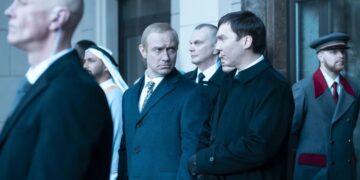 Critique cinématographique : « Le Mage du Kremlin » d&rsquo;Olivier Assayas, un thriller politique quasi-documentaire sans éclat.